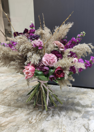 Buchet floral mov cu matthiole, lalele si pampas [1]