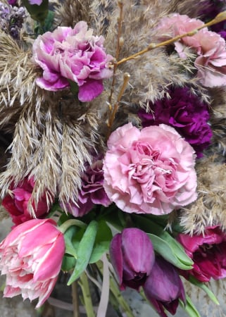 Buchet floral mov cu matthiole, lalele si pampas [5]