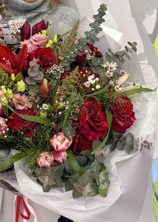 Buchet din flori rosii, din trandafiri, lisianthus, amaryllis, wax si alte flori de compozitie [2]