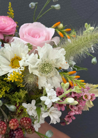Buchet nasa din flori de camp scabiosa cosmos craspedia trandafiri [6]