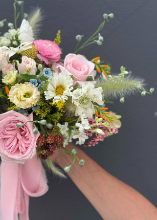 Buchet nasa din flori de camp scabiosa cosmos craspedia trandafiri [7]
