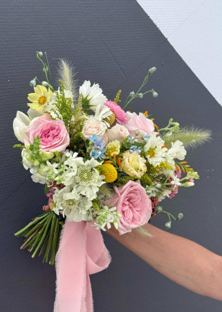 Buchet nasa din flori de camp scabiosa cosmos craspedia trandafiri [3]