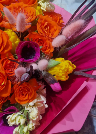 Buchet portocaliu din trandafiri, anemone si iris [7]