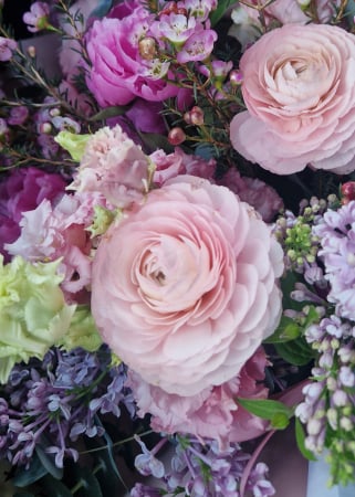 Buchet din flori roz mov cu liliac si bujori [3]