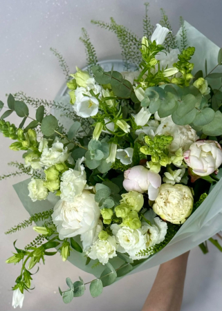 Buchet special din bujori albi si campanula [3]