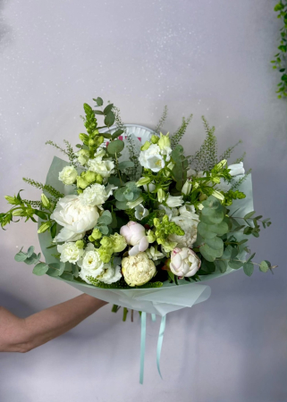 BUJORI - Buchet special din bujori albi si campanula