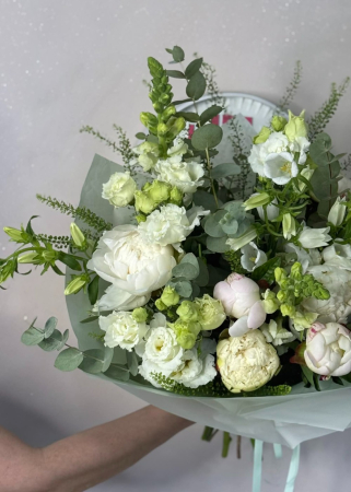 Buchet special din bujori albi si campanula [1]