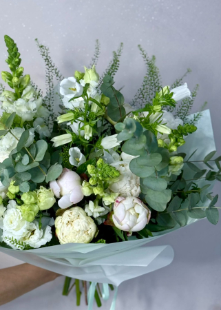 Buchet special din bujori albi si campanula [2]