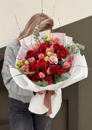 PREMIUM - Buchet Valentine's day din trandafiri rosii ranunculus si lalele