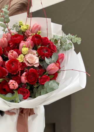 Buchet Valentine's day din trandafiri rosii ranunculus si lalele [3]