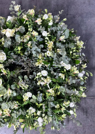 Coroana funerara alba cu trandafiri si anthurium [5]