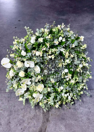 Coroana funerara alba cu trandafiri si anthurium [1]