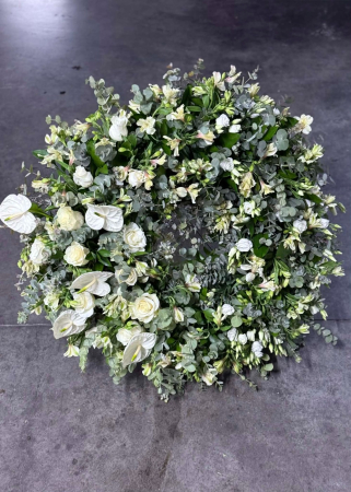 FUNERARE - Coroana funerara alba cu trandafiri si anthurium