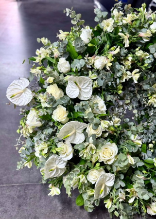 Coroana funerara alba cu trandafiri si anthurium [2]