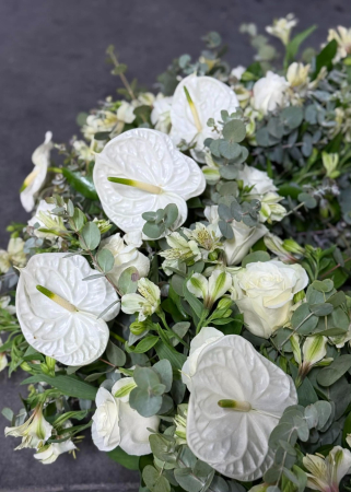 Coroana funerara alba cu trandafiri si anthurium [4]