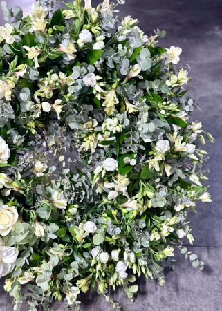 Coroana funerara alba cu trandafiri si anthurium [3]