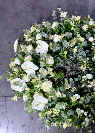 Coroana funerara alba cu trandafiri si anthurium [6]
