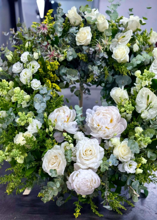 Coroana funerara premium alba  cu bujori si trandafiri [4]