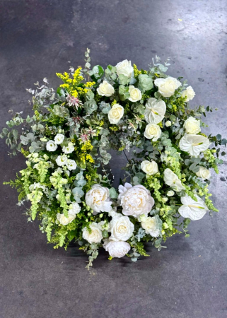FUNERARE - Coroana funerara premium alba  cu bujori si trandafiri