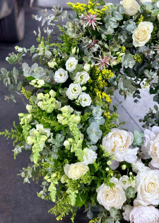 Coroana funerara premium alba  cu bujori si trandafiri [1]
