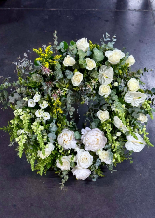 Coroana funerara premium alba  cu bujori si trandafiri [6]