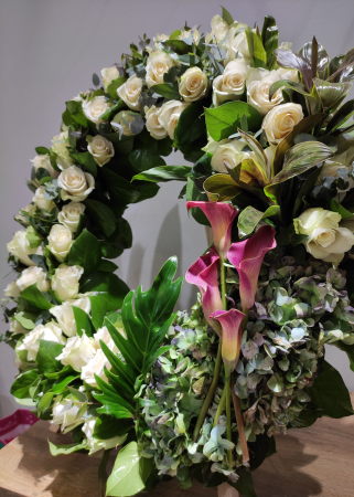 FUNERARE - Coroana funerara cu trandafiri albi si cale roz mov