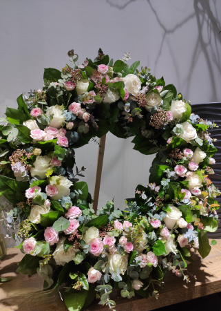 FUNERARE - Coroana funerara din trandafiri albi si roz