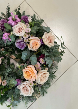Coroana funerara pastel cu trandafiri somon si flori mov [2]