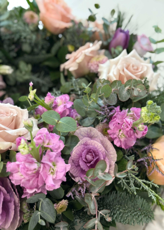 Coroana funerara pastel cu trandafiri somon si flori mov [5]