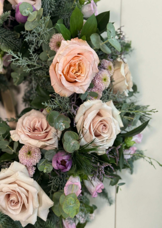 Coroana funerara pastel cu trandafiri somon si flori mov [6]