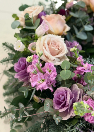 Coroana funerara pastel cu trandafiri somon si flori mov [4]