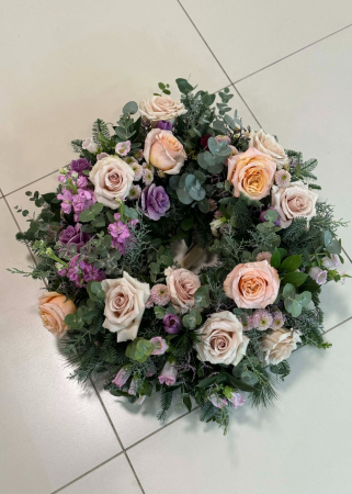 FUNERARE - Coroana funerara pastel cu trandafiri somon si flori mov