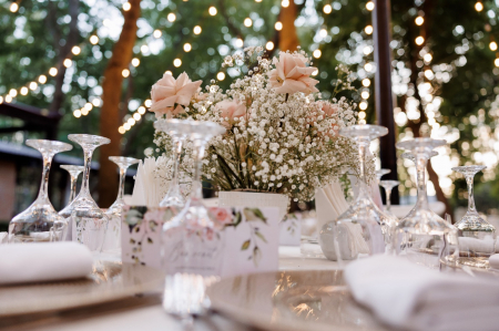 decor de nunta in padure cu gypsophila si trandafiri [7]
