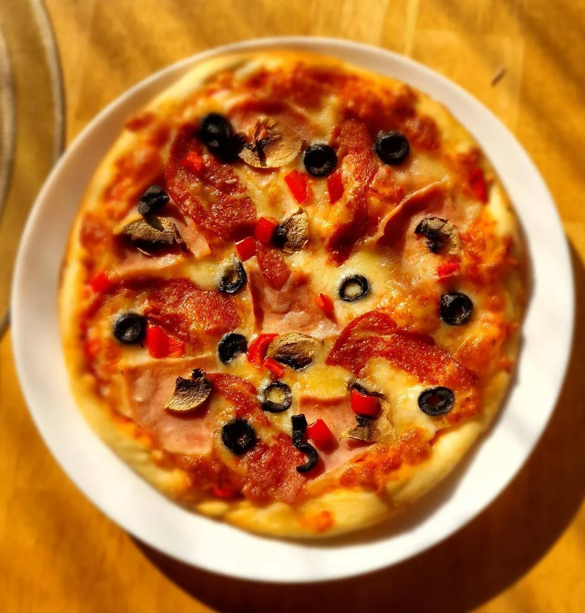 Mini Pizza cu Sunca si Salam 22 Cm