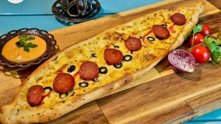 Pide cu sucuk (carnat de vita semi-picant)