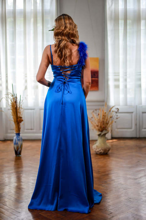 Rochie lungă elegantă alabastă  pene umăr drept [2]