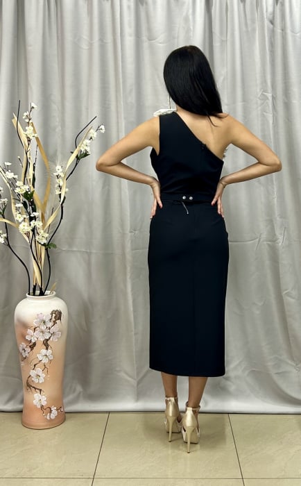 Rochie Elegantă Lungă Neagră un Umăr cu Trandafiri Albi și Crepeu Picior Drept [4]