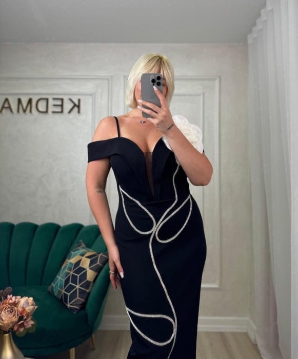 Rochie Elegantă Neagră cu Detalii Strălucitoare și Floare Aplicată [4]