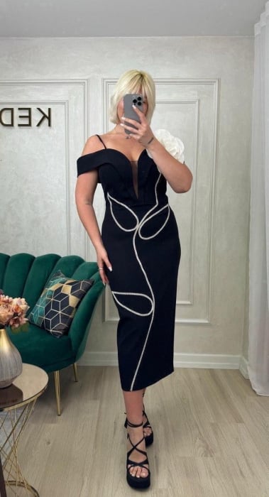 Rochie Elegantă Neagră cu Detalii Strălucitoare și Floare Aplicată [2]