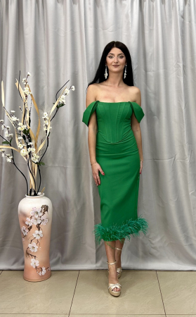 MĂRIMI MARI - Rochie Elegantă Lungă Verde cu Pene