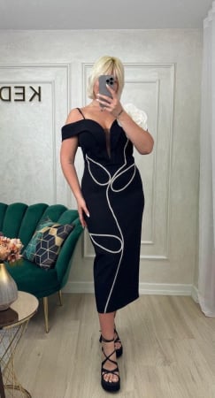 Rochie Elegantă Neagră cu Detalii Strălucitoare și Floare Aplicată [1]