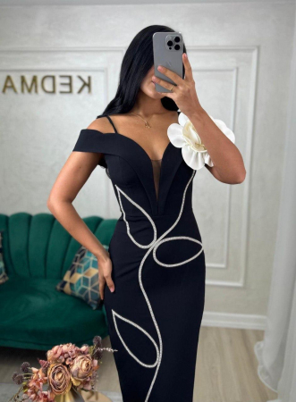 Rochie Elegantă Neagră cu Detalii Strălucitoare și Floare Aplicată [2]