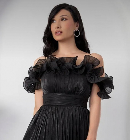 Rochie  Elegantă Neagră cu Volane și Umeri Goi [1]
