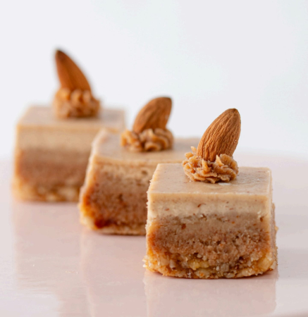 Signature BOX (prajituri) - Prăjitură cu Caramel Sărat și Migdale