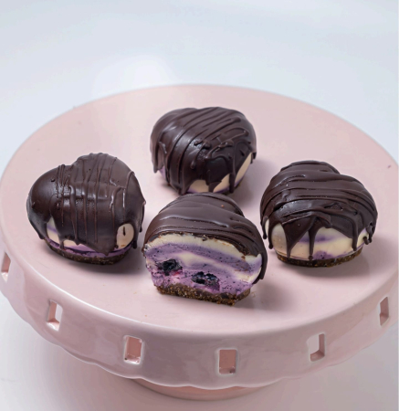 Prajituri - Inimioara invelita in ciocolata, cu Crema de Afine si Cioco alba, model Zebra