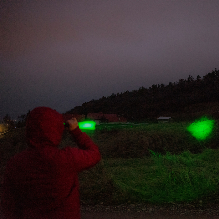 Pachet Lanterna PNI Adventure F300 cu LED in 3 culori, alb, rosu, verde, max. 10W, IPX6 + Sticky Pad Drapel [16]