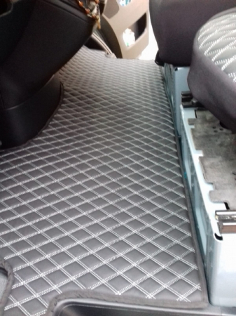 Mercedes - Covor auto imitatie piele romb dedicat MERCEDES SPRINTER III 2018-&gt; - Negru cusatura Rosie-COV02NR