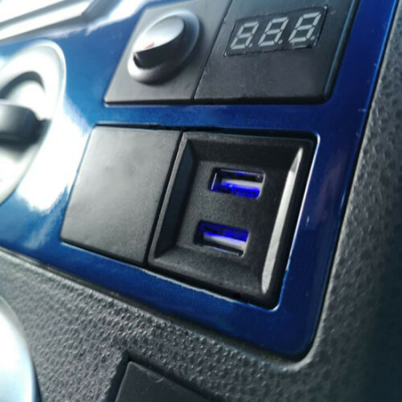 Incarcator USB dublu cu iluminare LED albastra pentru montaj dedicat Volkswagen Transporter / Caravelle T5 (2003 - 2009) [2]