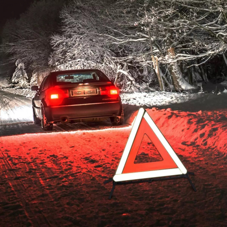 Triunghi reflectorizant de avertizare ECE R27 – pliabil, cu suport metalic și husă de transport [10]