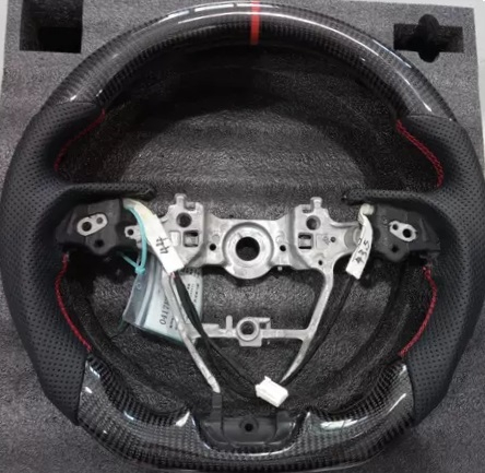Noutati Real Auto - Volan cu insertii de carbon si incalzire pentru Toyota RAV 4